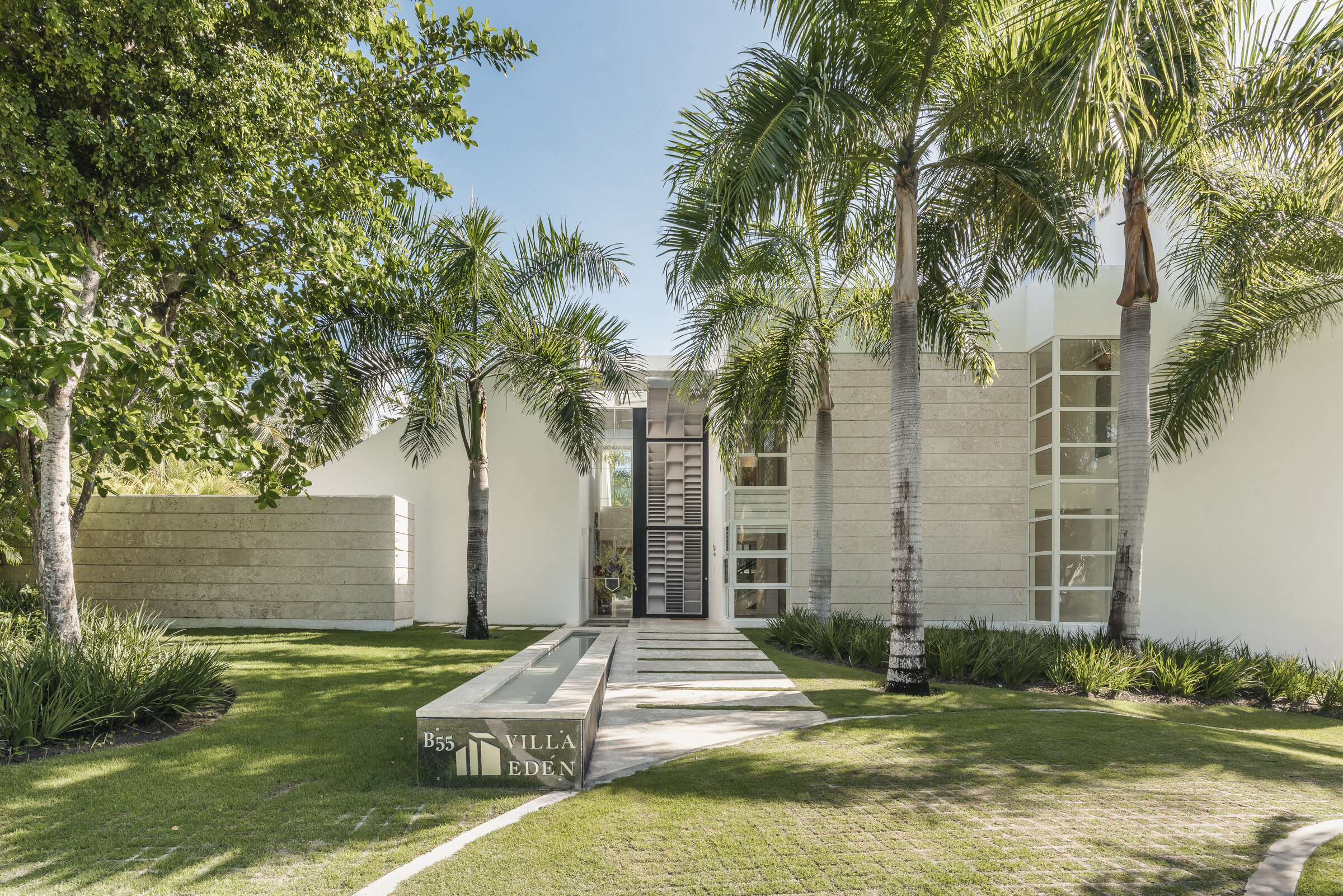 Fachada principal Villa Eden Punta Cana B55 — villa de lujo con jardines y palmeras