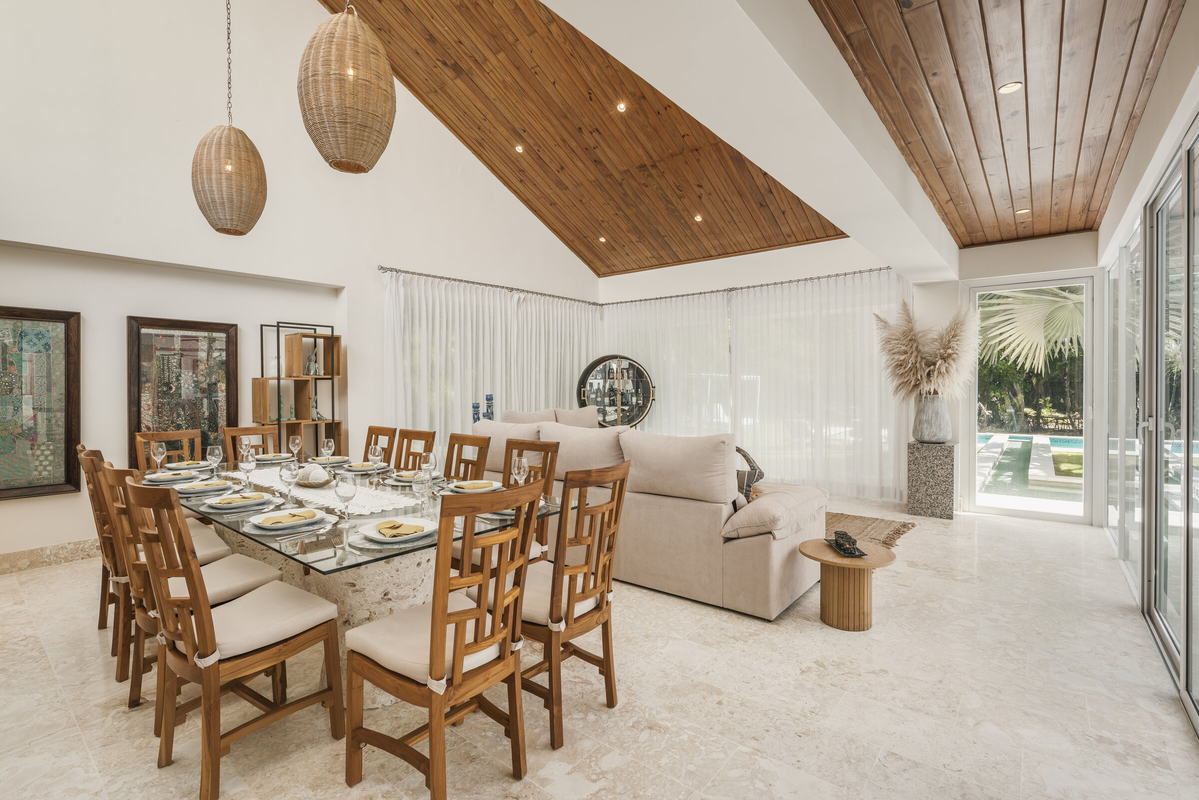 Comedor principal Villa Eden — mesa para 12 personas con vista a piscina