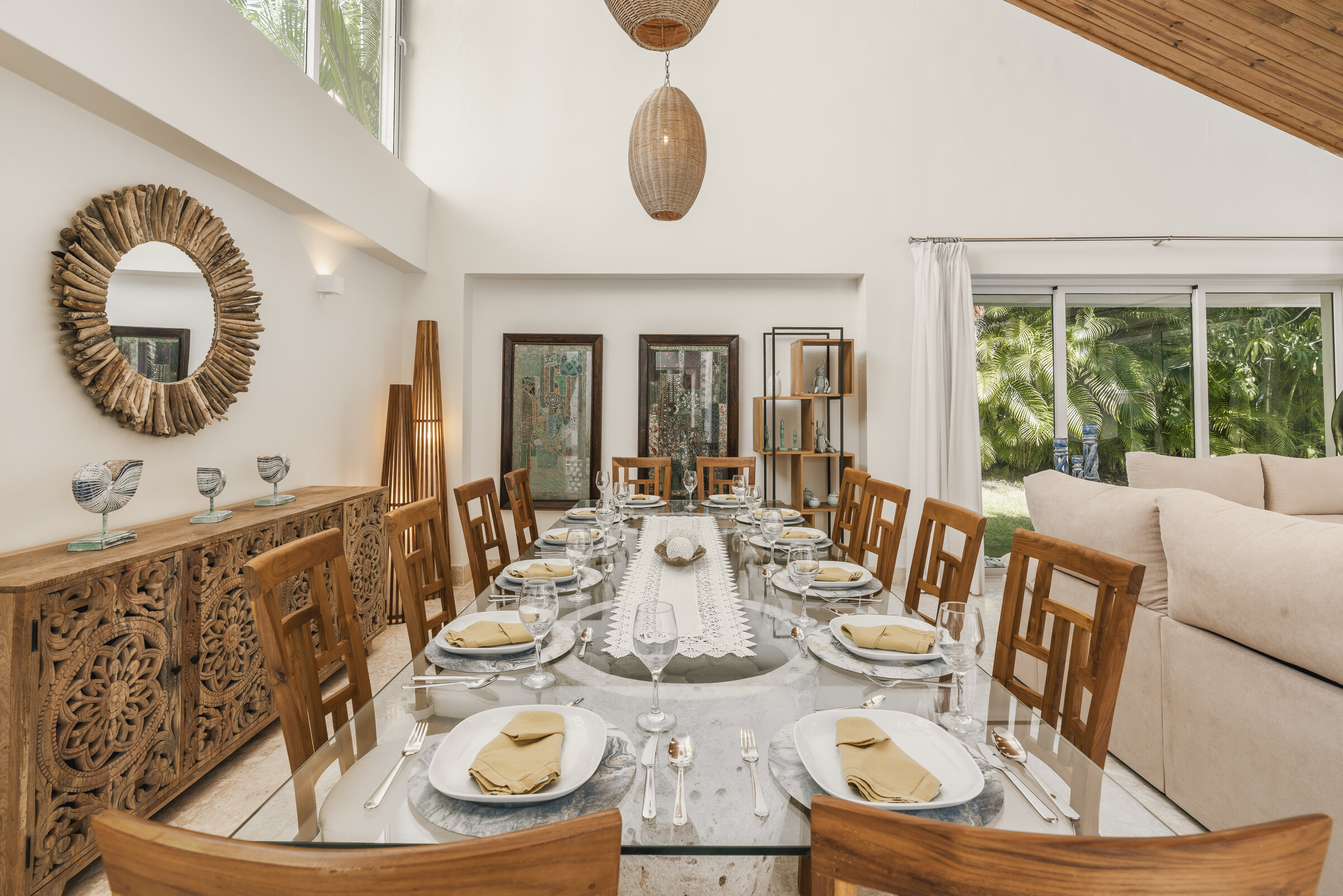 Comedor Villa Eden — decoración exclusiva con aparador tallado