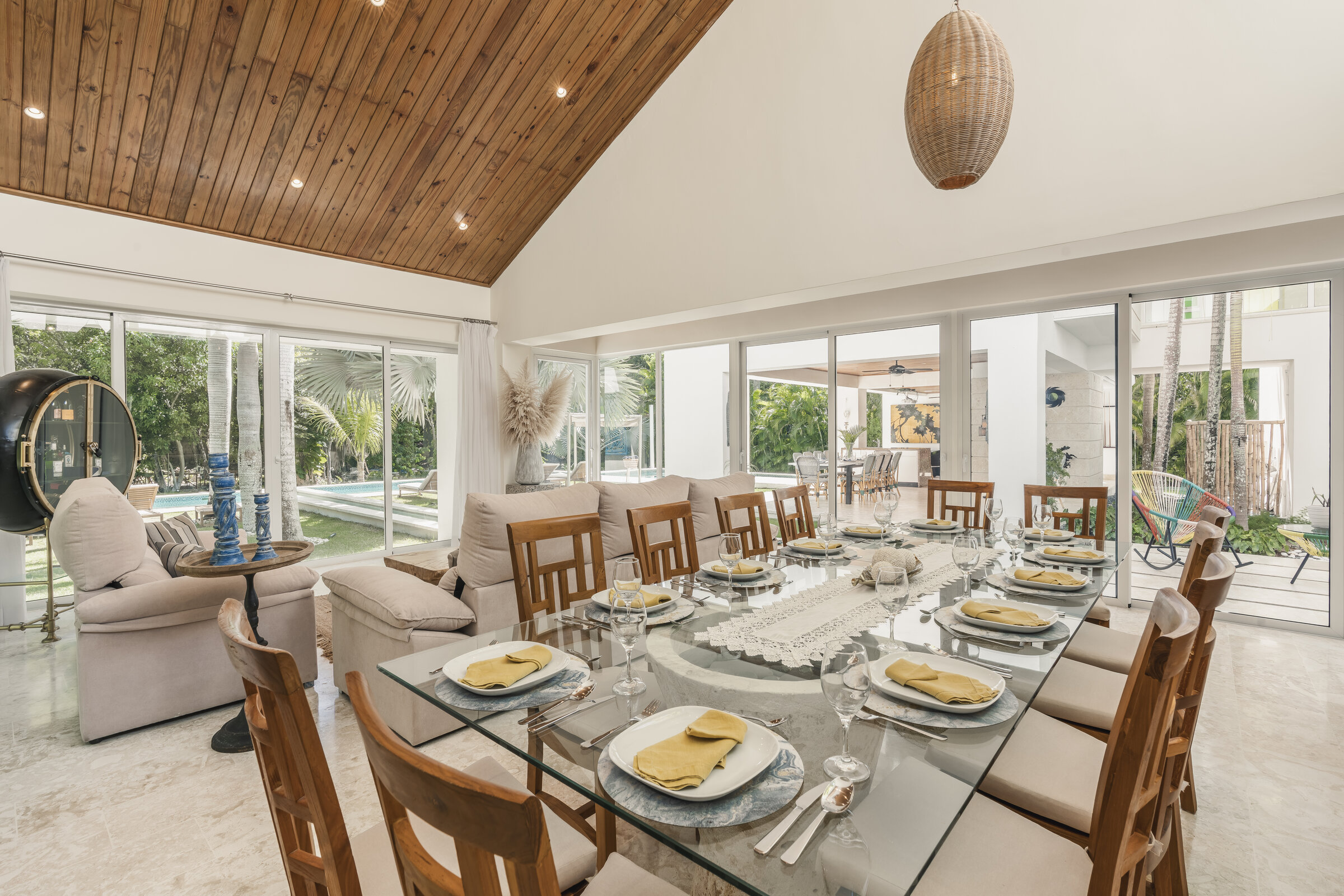 Área de comedor Villa Eden — luminoso con vista al jardín y piscina