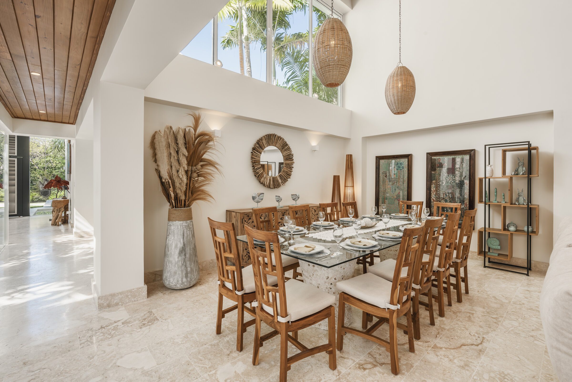 Comedor doble altura Villa Eden — techo de madera y diseño sofisticado