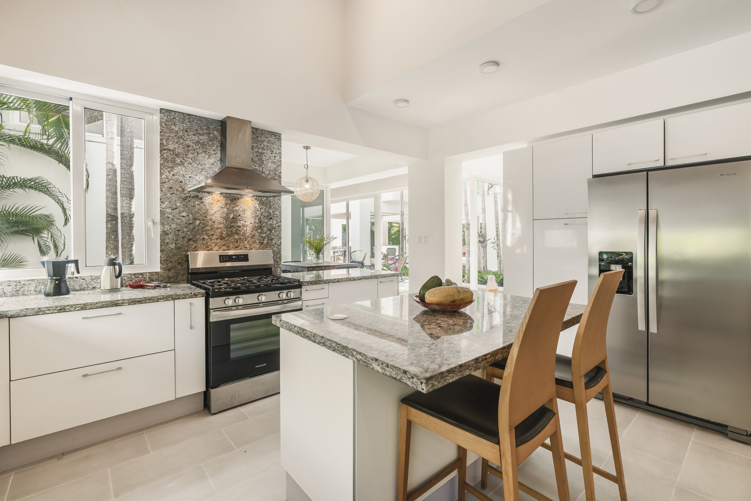 Cocina de lujo Villa Eden Punta Cana — electrodomésticos de alta gama