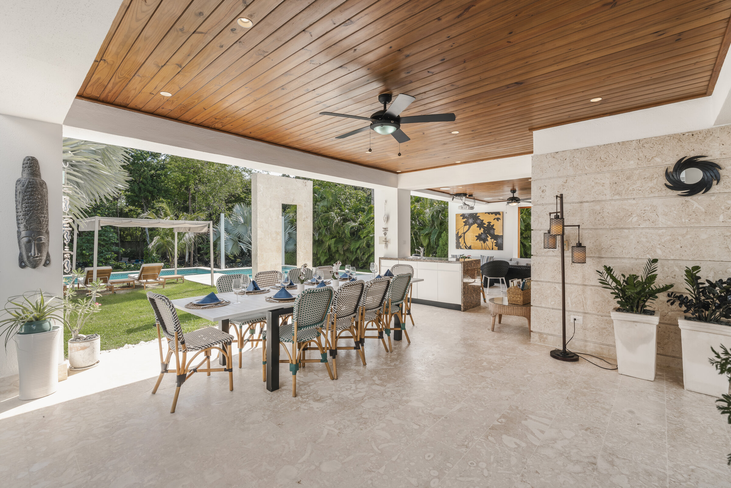 Comedor exterior cubierto Villa Eden — desayuno al aire libre con piscina