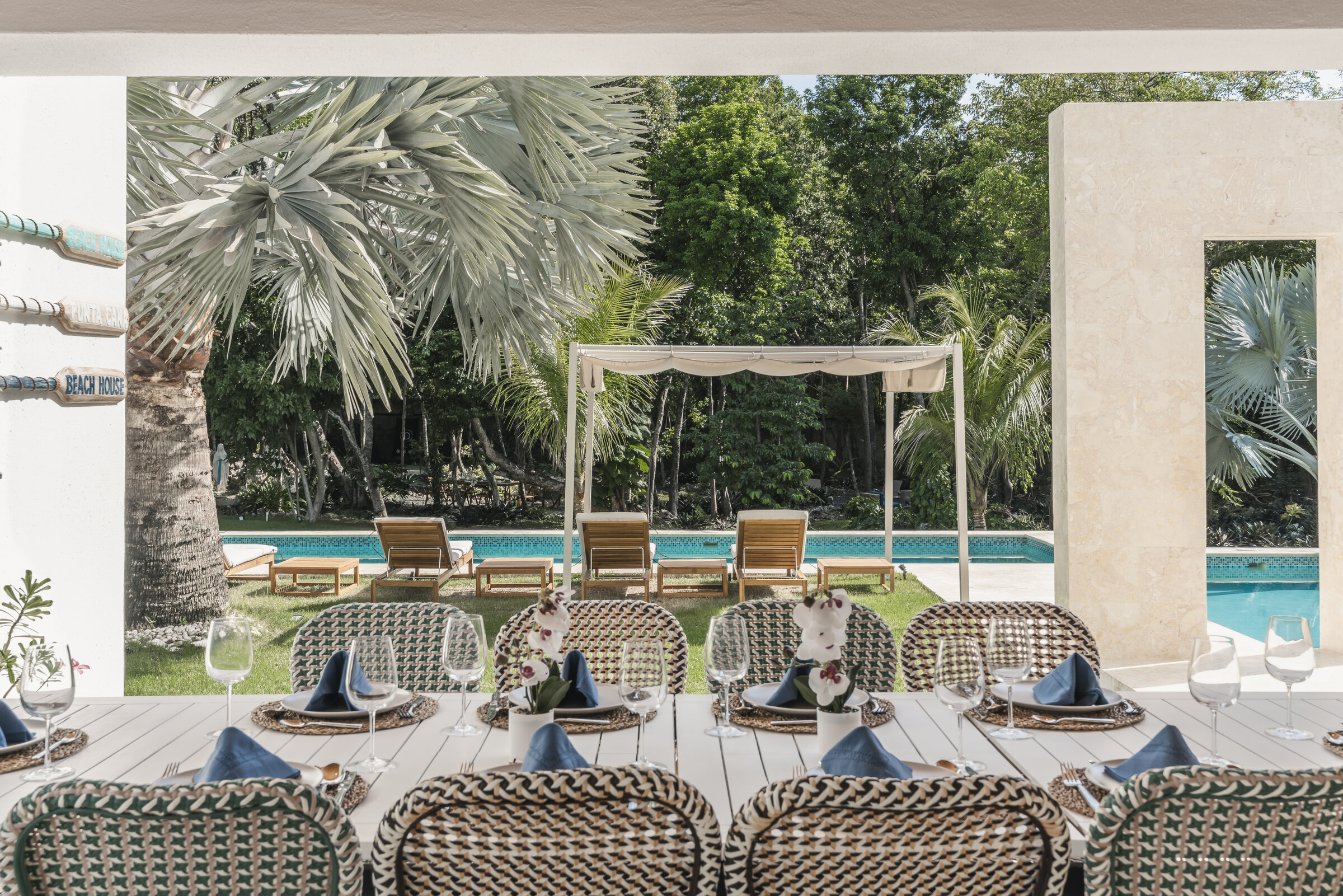 Terraza Villa Eden — comedor exterior y área de descanso tropical