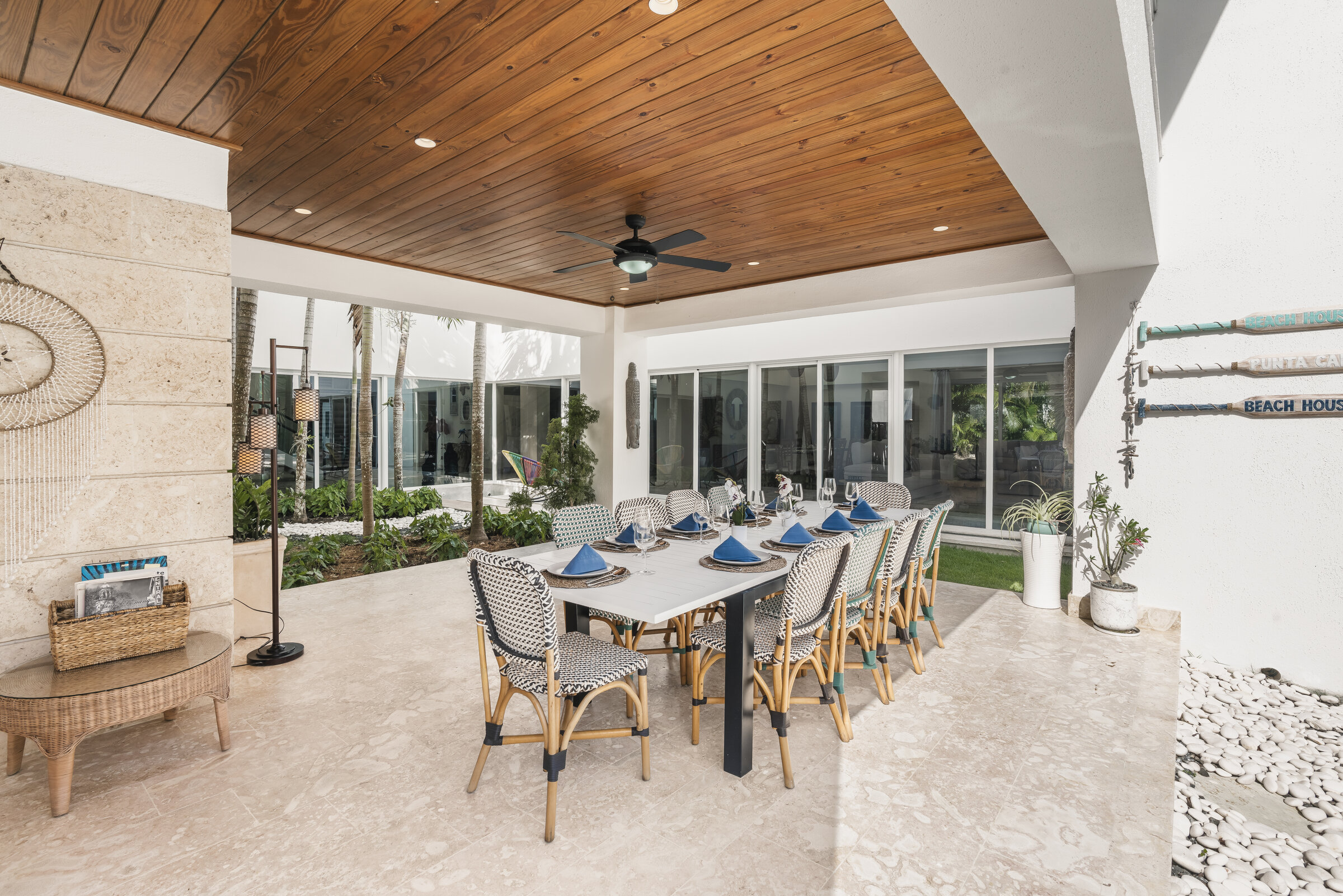 Área de comedor exterior Villa Eden — mesa larga con sillas tropicales