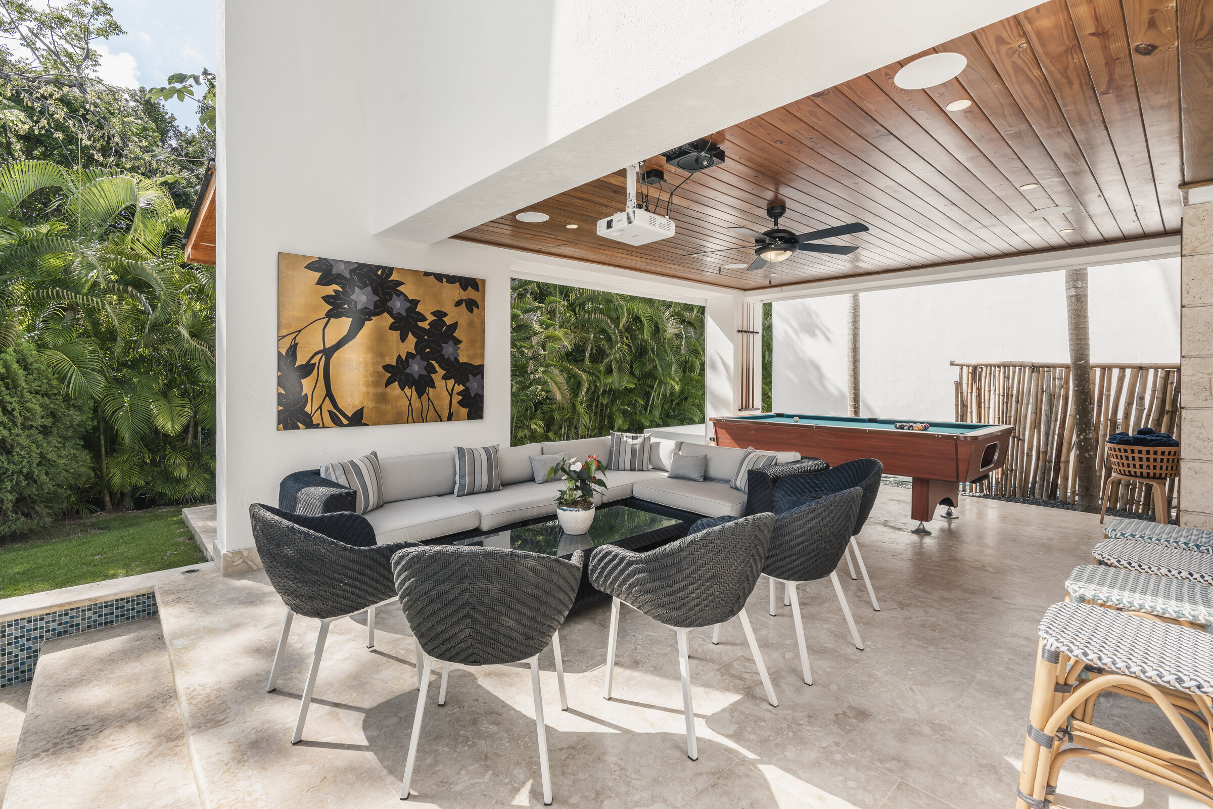 Terraza de entretenimiento Villa Eden — sala lounge y mesa de billar