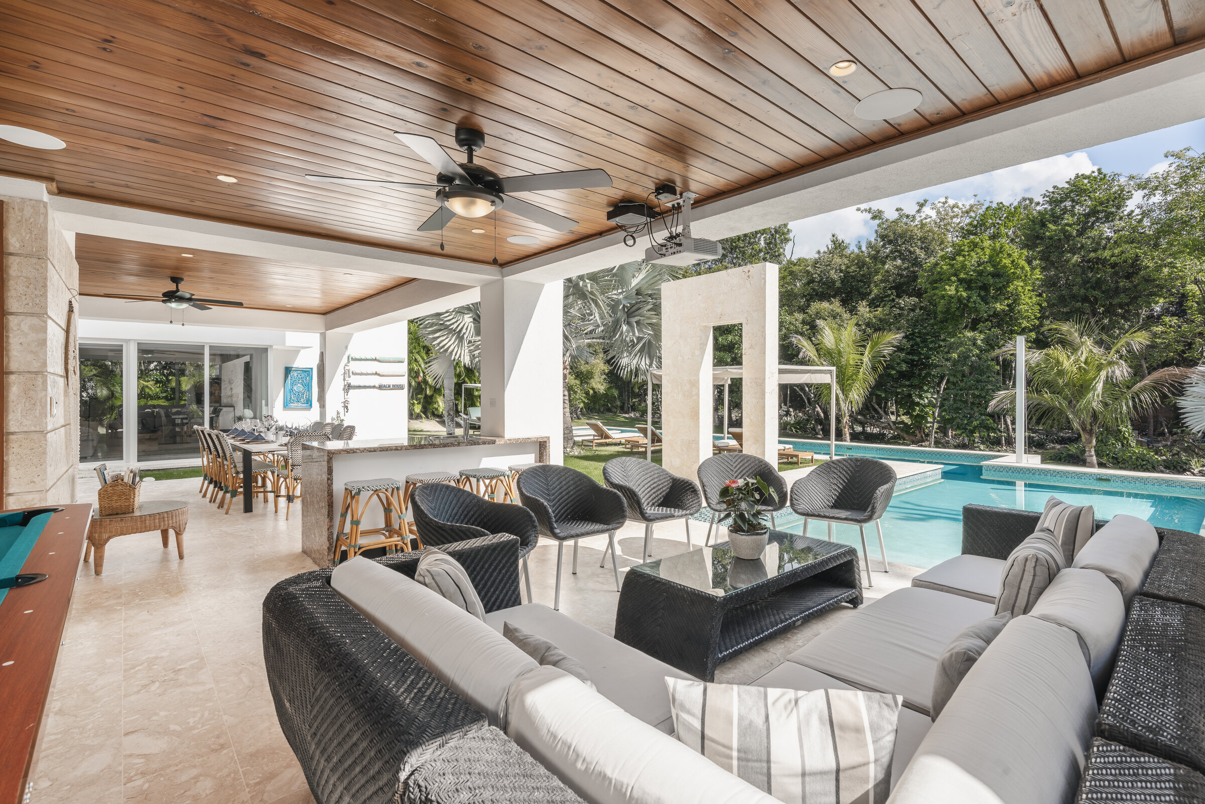 Terraza exterior Villa Eden — espacio de vida al aire libre de lujo