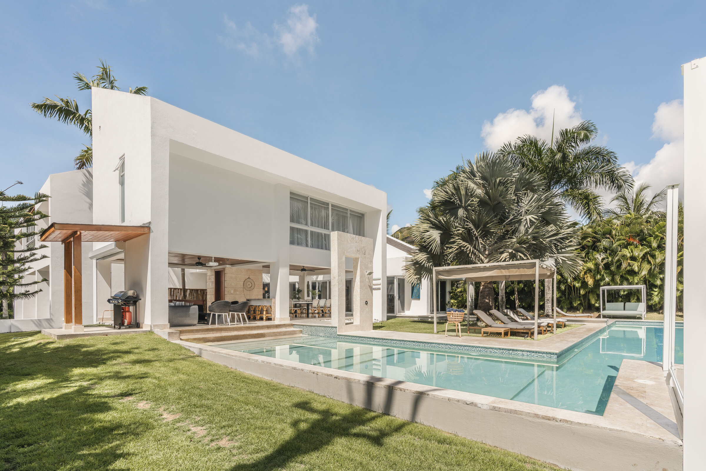 Vista trasera Villa Eden Punta Cana — piscina privada y jardín tropical