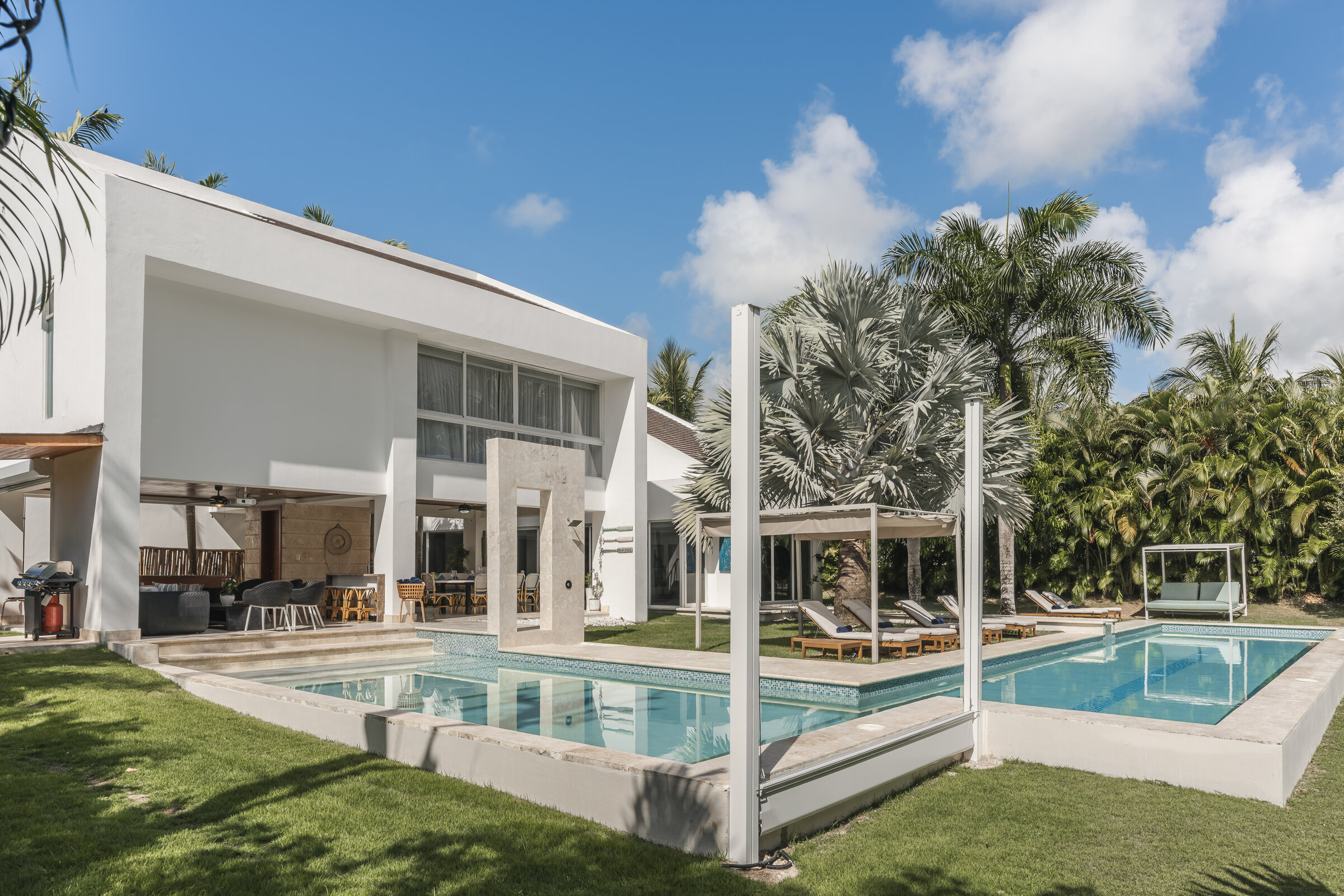 Piscina privada Villa Eden — área de descanso y vegetación exuberante