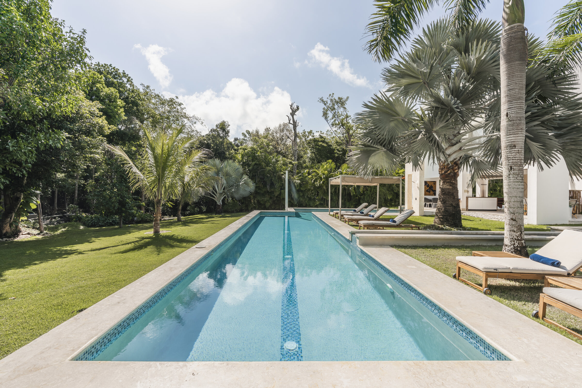 Piscina exterior Villa Eden — jardín y área de sol privada