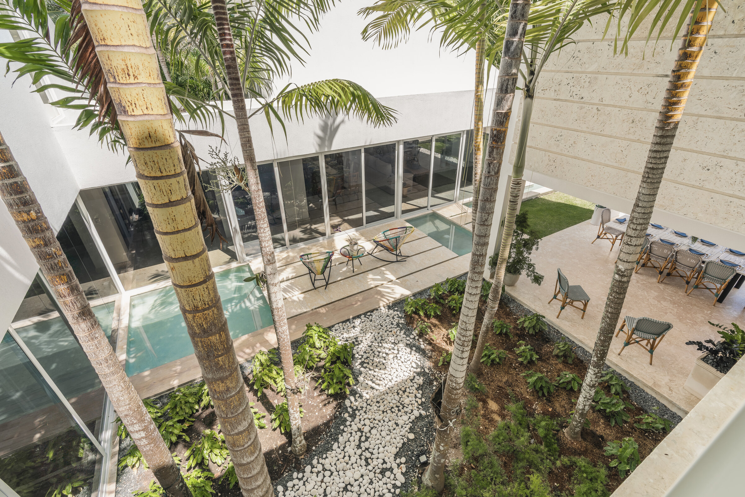 Vista aérea patio central Villa Eden — diseño tropical exclusivo