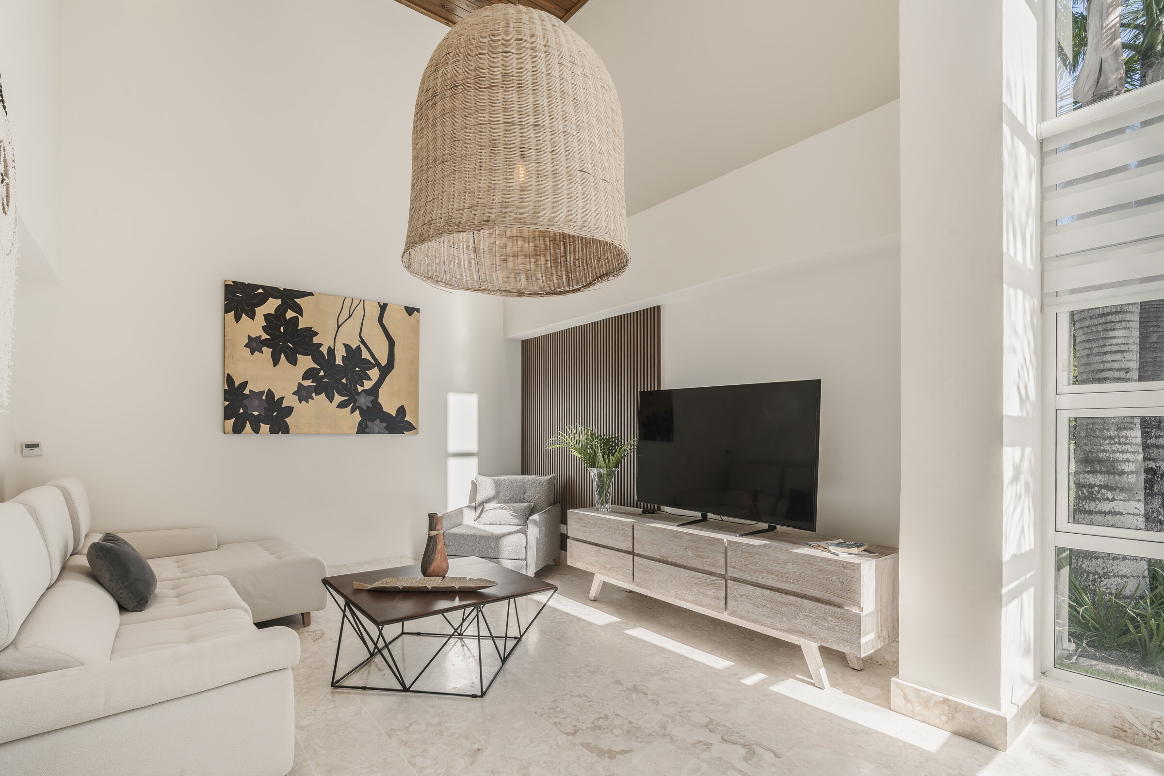 Sala de entretenimiento Villa Eden Punta Cana — espacio íntimo y luminoso
