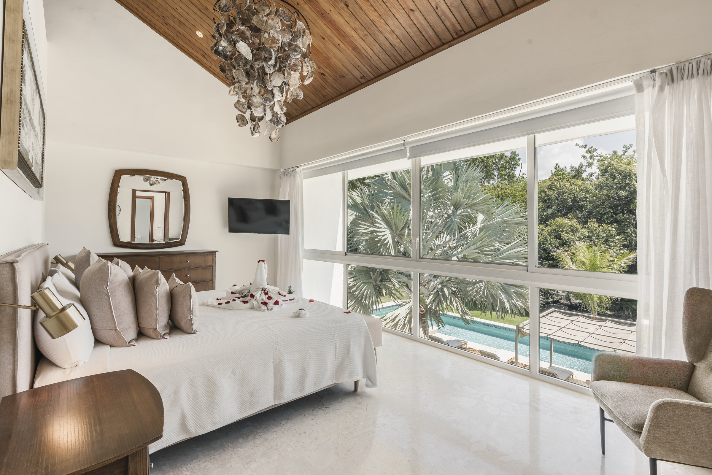 Suite master Villa Eden — habitación principal con vista a piscina privada