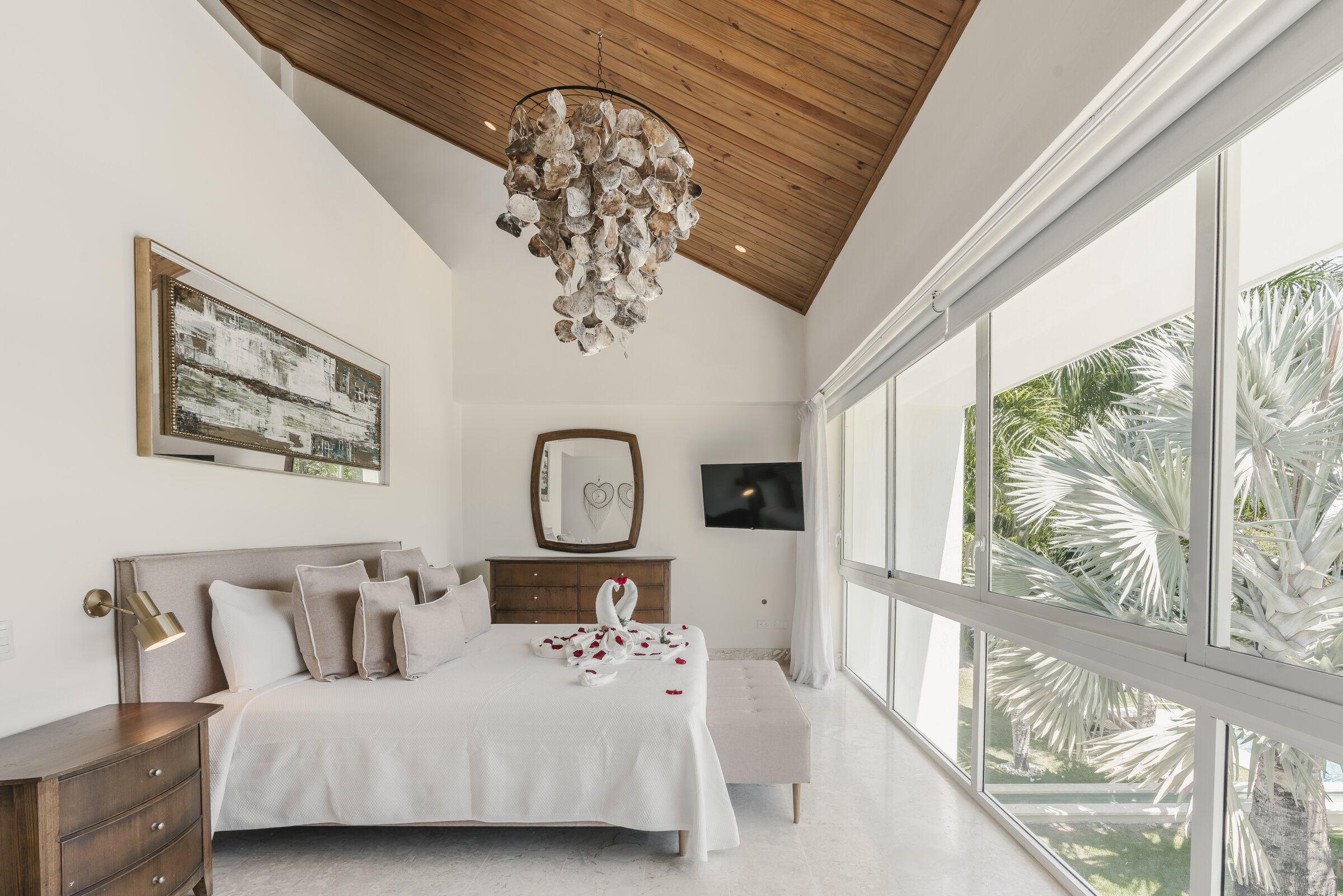 Suite master Villa Eden Punta Cana — araña de conchas y ambiente de lujo