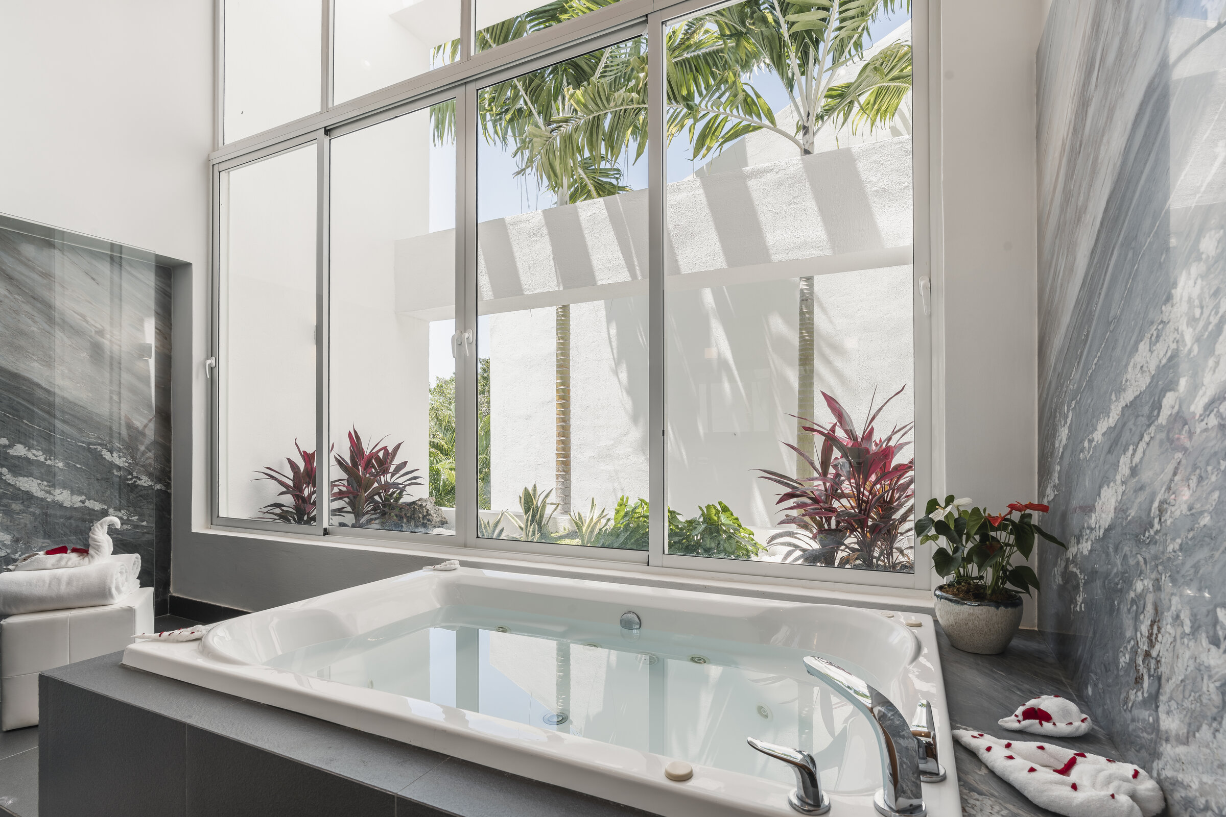 Baño suite master Villa Eden — jacuzzi con vista al jardín tropical