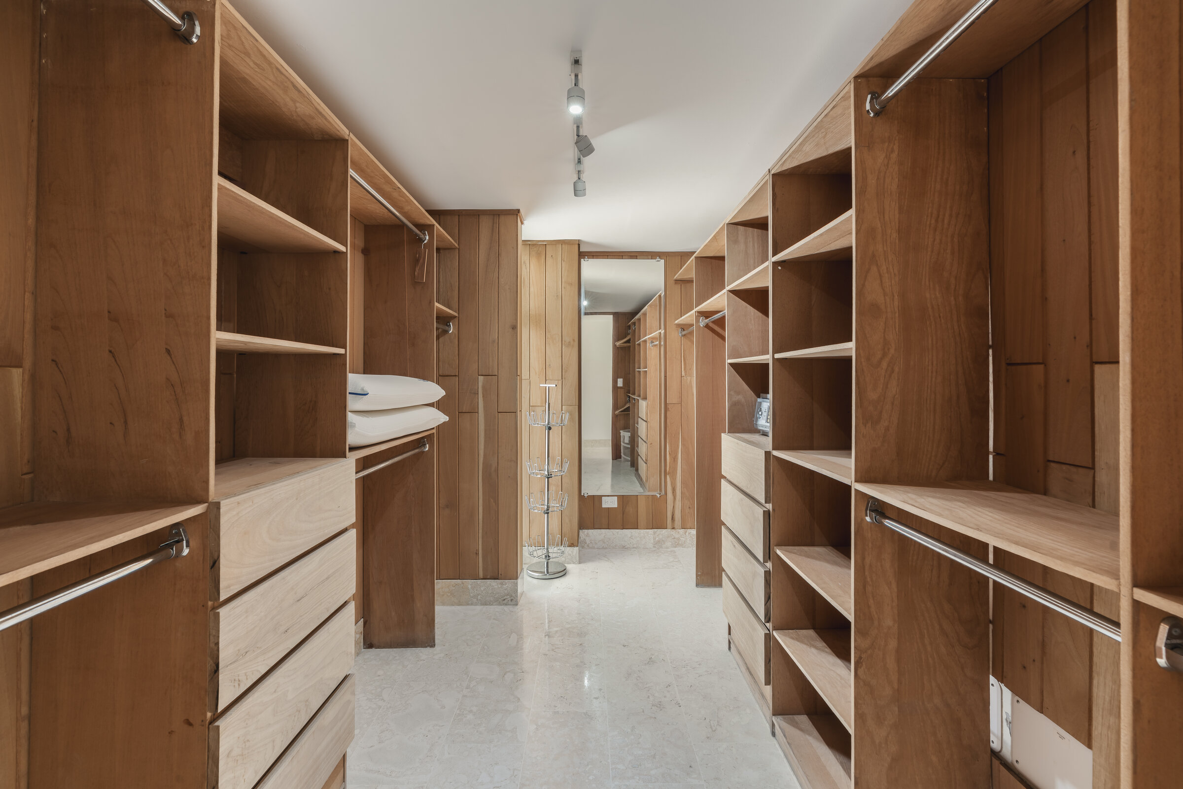 Walk-in closet Villa Eden Punta Cana — vestidor de madera premium