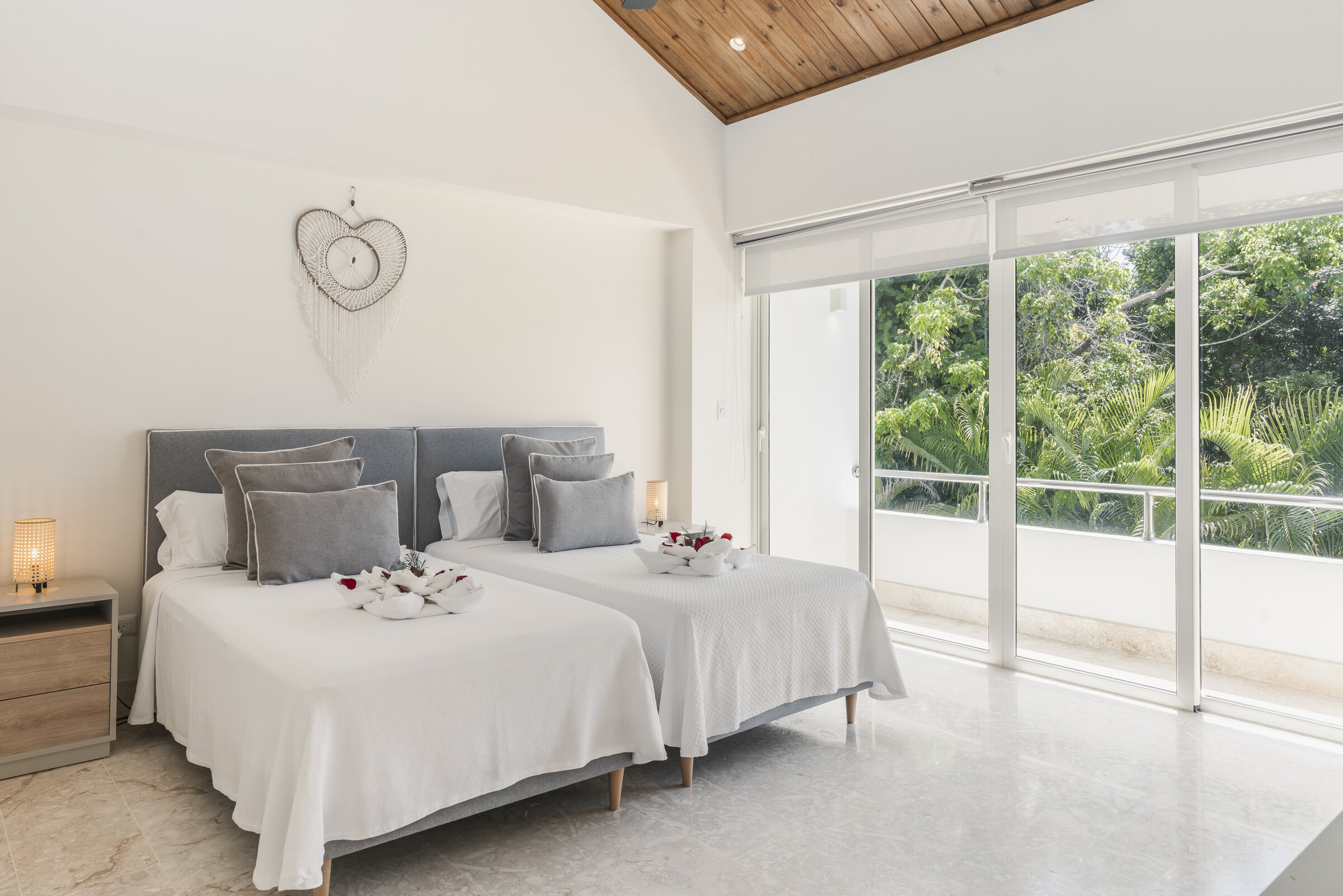 Habitación twin Villa Eden Punta Cana — dos camas y vista al jardín