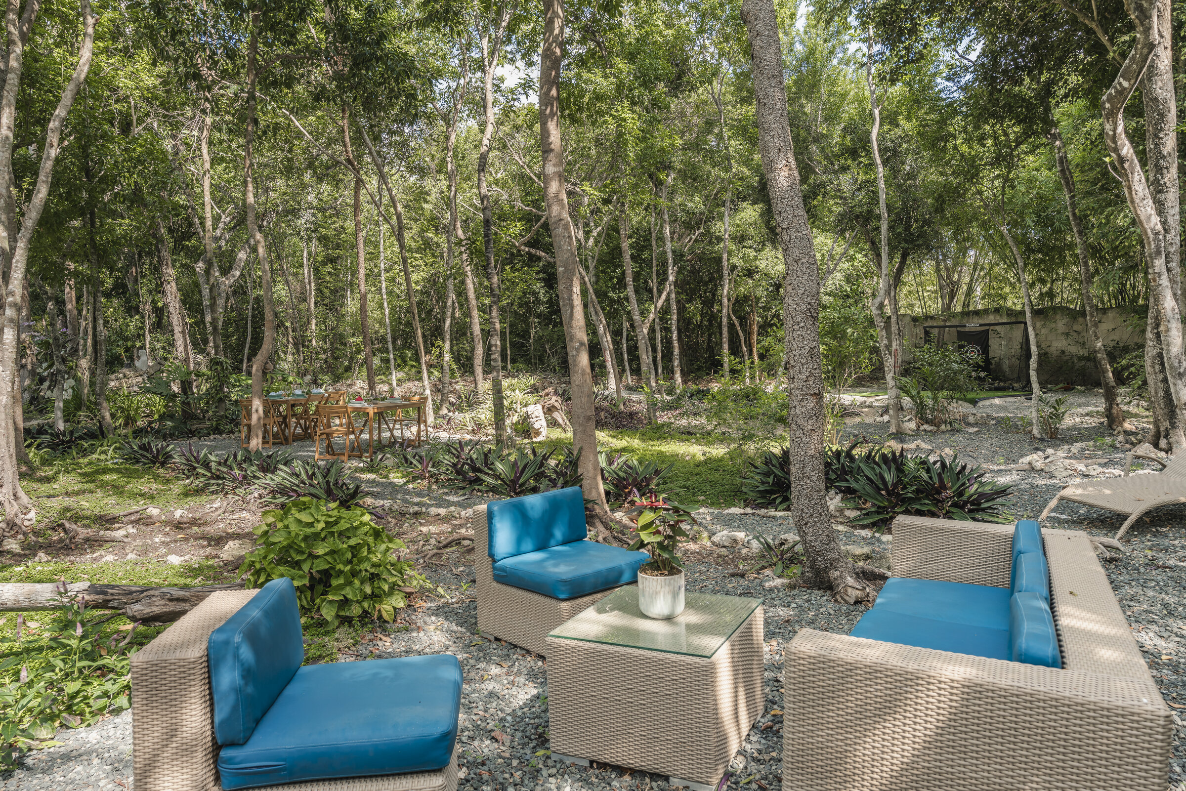 Área de relax jardín bosque Villa Eden — naturaleza tropical privada