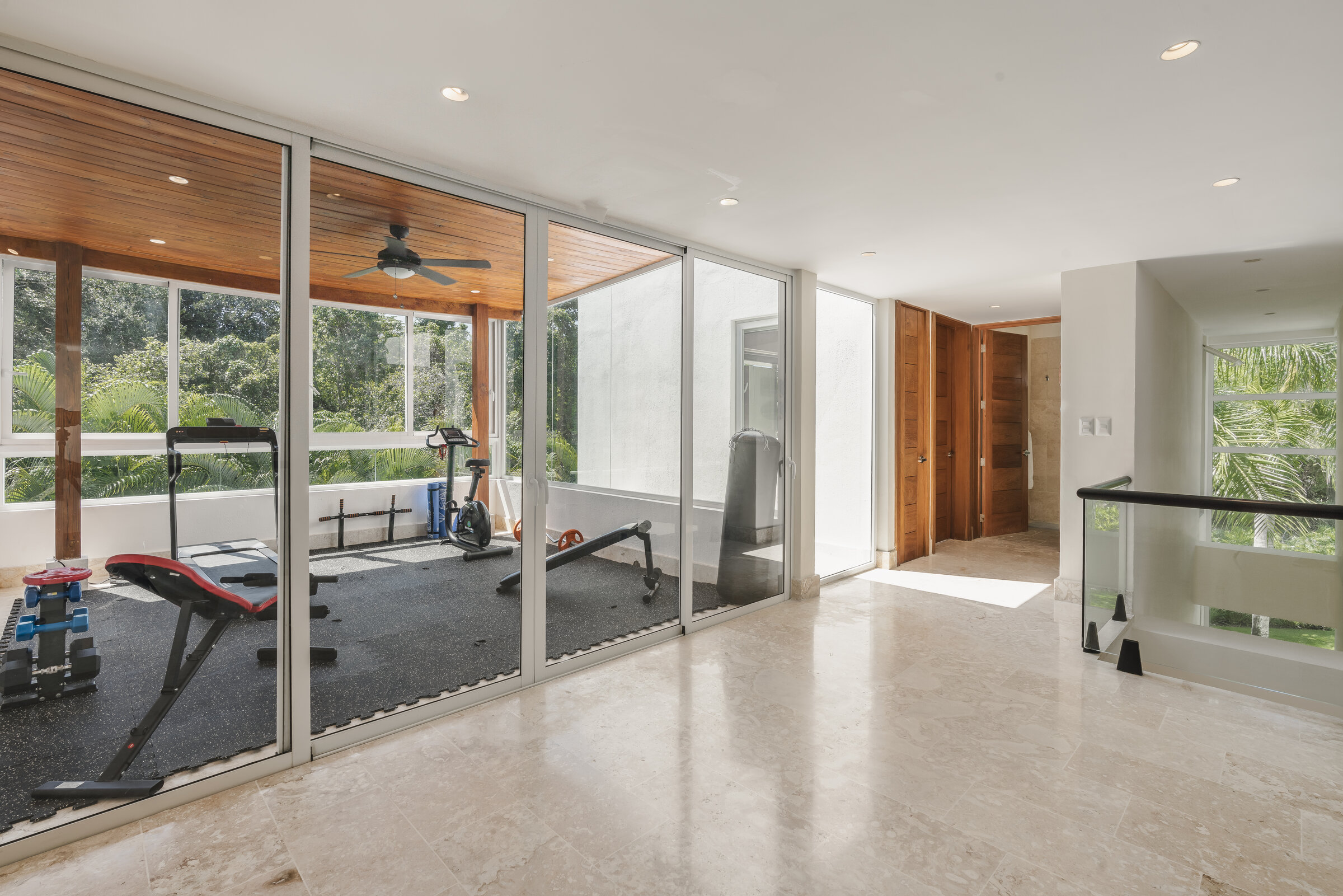 Gimnasio privado Villa Eden — equipo de ejercicio con vista al jardín