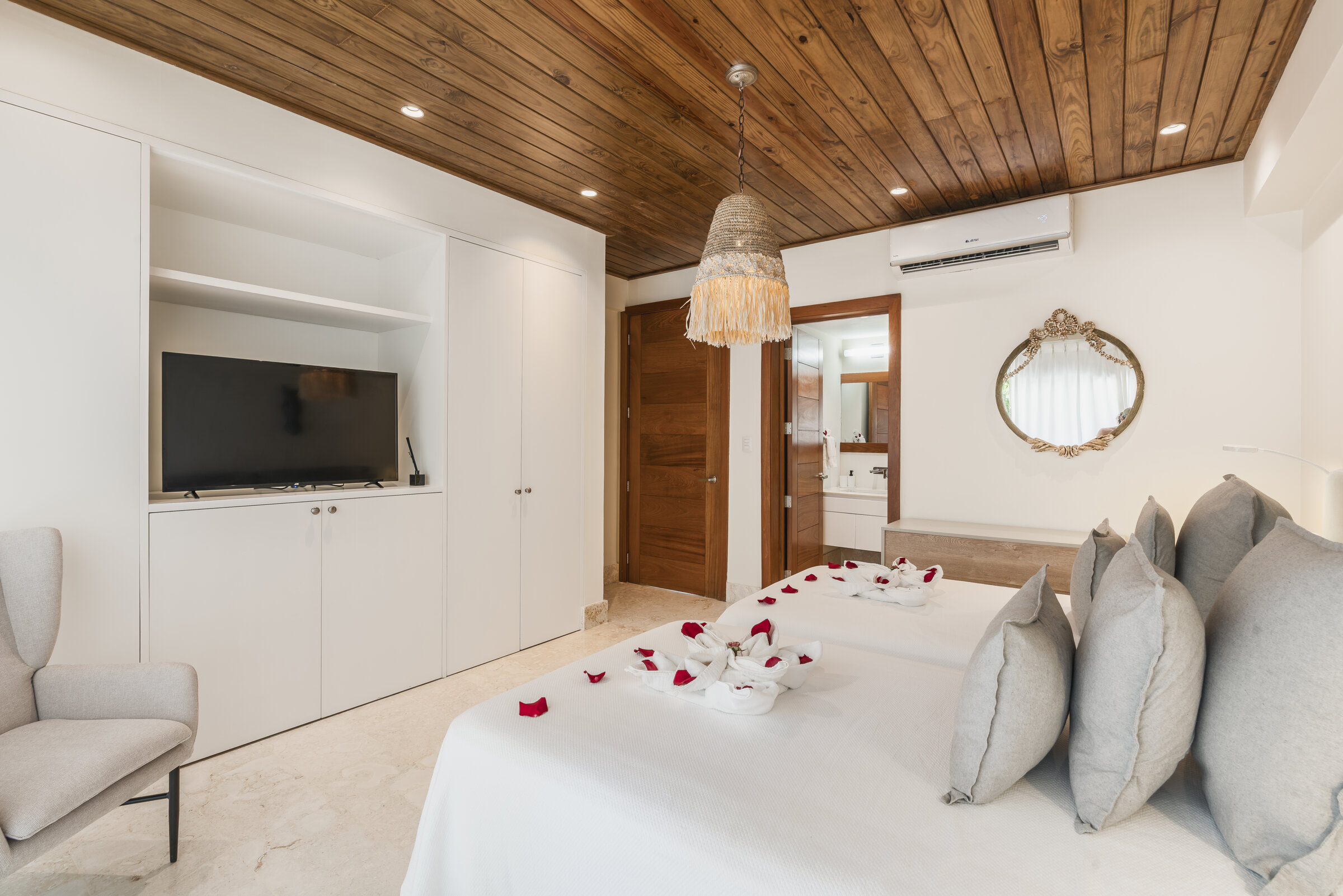 Habitación doble Villa Eden — camas gemelas con TV y aire acondicionado