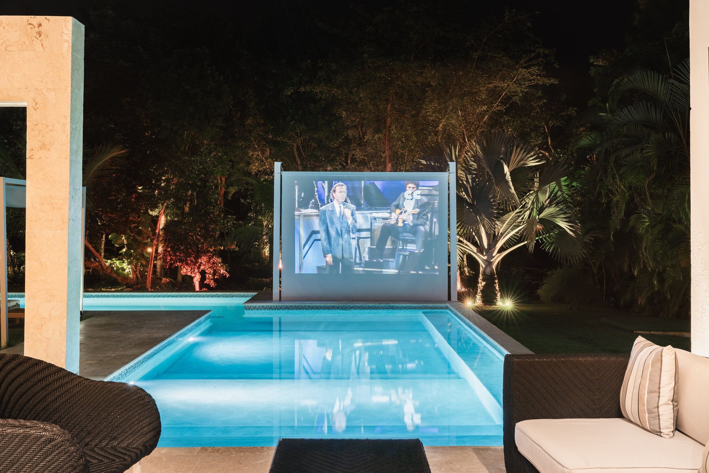 Piscina Villa Eden de noche — cine al aire libre junto a la piscina