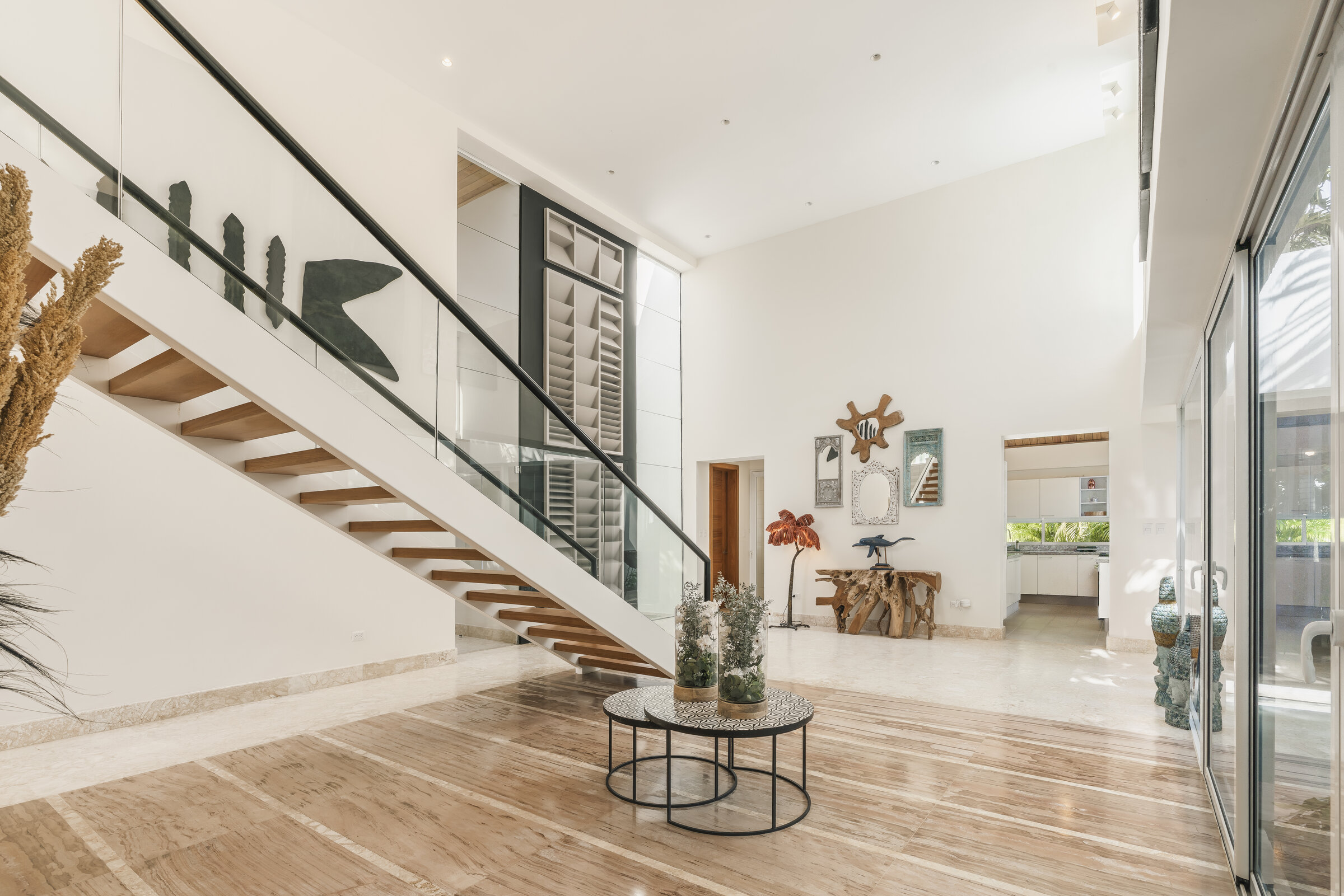 Hall Villa Eden — vista hacia comedor y cocina
